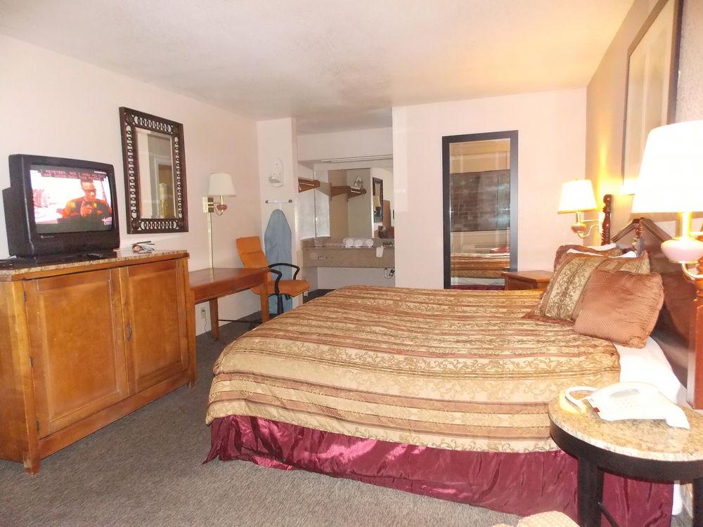 Econo Lodge Inn & Suites Downtown Сан Антонио Екстериор снимка